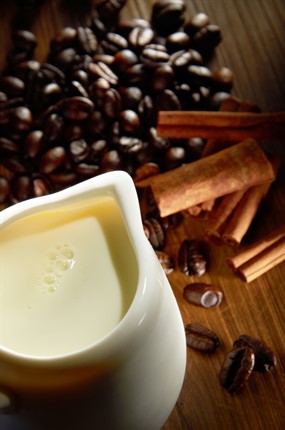 牛奶与咖啡豆图片